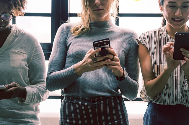 závislost na mobilu.jpg